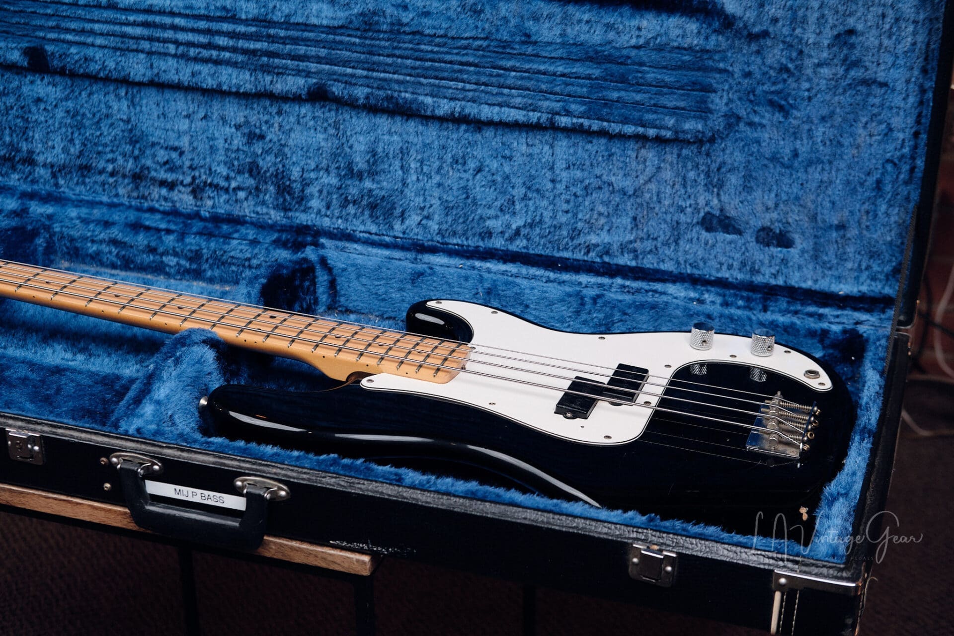 1984-87 Fender MIJ Precision Bass – Black with Hardshell Case - Image 24