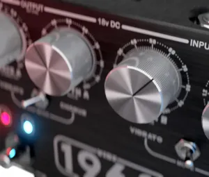 King Tone 1968 Vibe Pedal-The Vibe-1968 reawakens the tone of the revered 1968 Honey Vibe. - Image 4